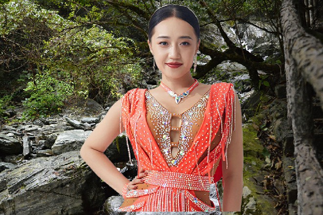 红色妖姬呵呵一笑，如果你惹我的话，我不介意把你也送回去