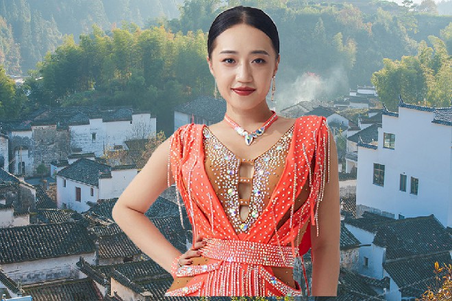 苏曼s大手一挥，带着一群手下跑到城墙上开始大吃大喝去了