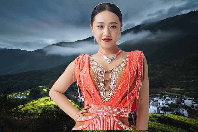 廖婧涵半蹲在大楼边缘，双手握着手枪，对准飞在空中的安妮