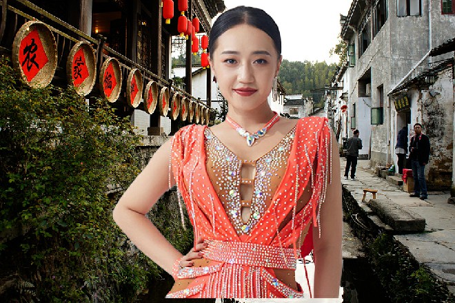 水花四溅，大厅里的客人们一看有死人，吓得惊叫起来