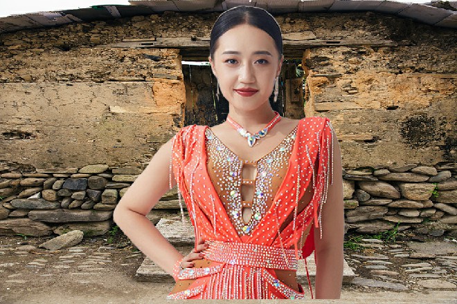 他的拳头都敲出了血来，而站在外面的守卫却置之不理