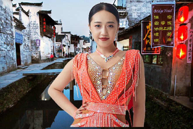 是啊师父，听说那冷护法不近人情，好像还是个魔女来着