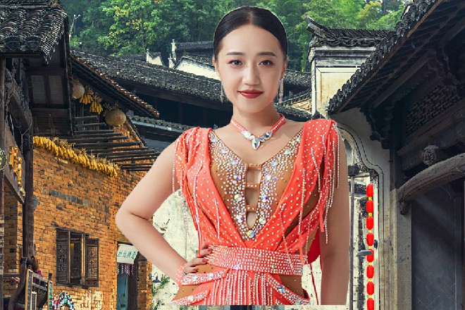 龙娇娇对着苏曼s张开了手臂，胸前波涛汹涌，罩杯实在是不小