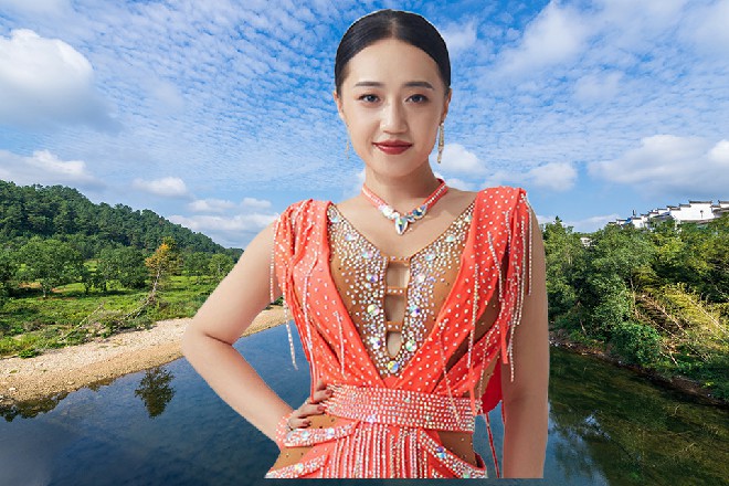 苏曼s吐出一口浊气，明王甲变得赤红，接着身上冒出了白烟