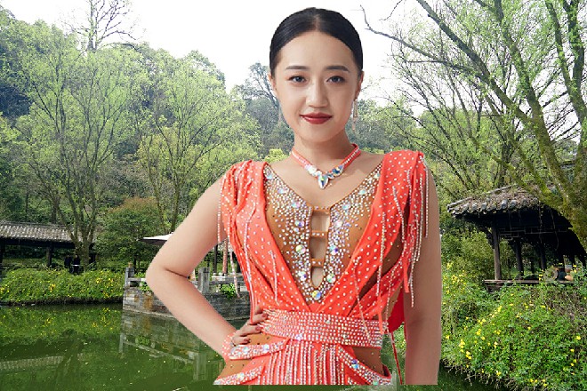 赵东强忽然一爪撩起来，又快又恨，直奔若依的喉咙而去