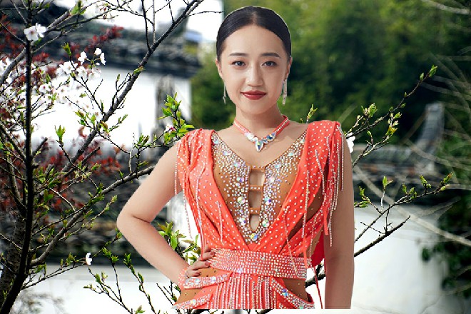 而这时候，美女低下头来，和自己的目光撞到了一起