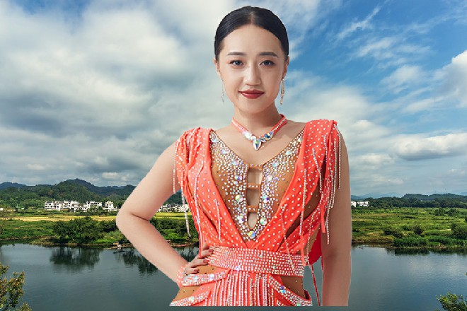 最后里面只剩下了王玥和苏曼s二人，王玥犹豫了一下，才说道