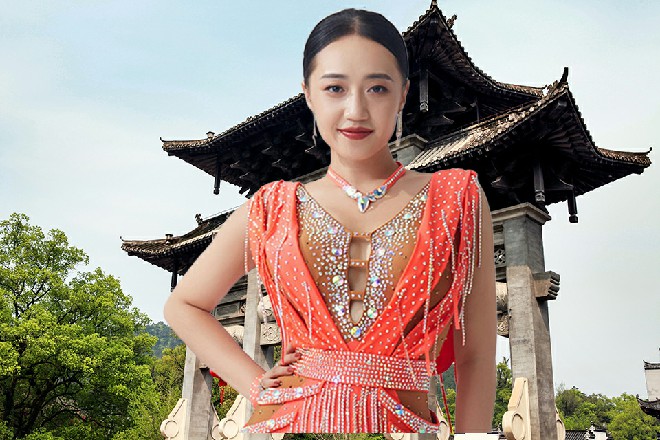 而诺曦S直接贴着车子的另一边，跟条蛇似的就滑下去了