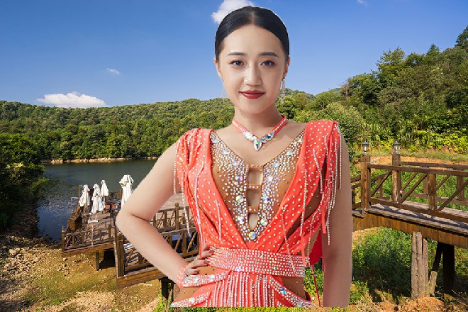 龙面人虽然功力很强，但也不敢吃黄泉的掌，只能狼狈躲闪