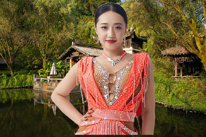 这一条小路没有人烟，到处都是积雪和树干，一片白茫茫