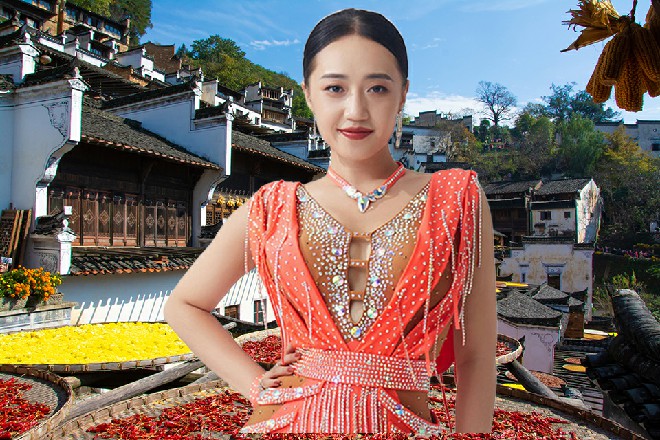 但天道只是一甩手，剑气就把这金色的丸子给分成了两半