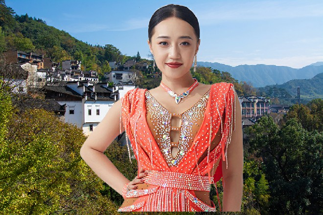 苏曼s拍拍手，从旁边的黑暗处，立刻走出来很多紫罗兰的小弟