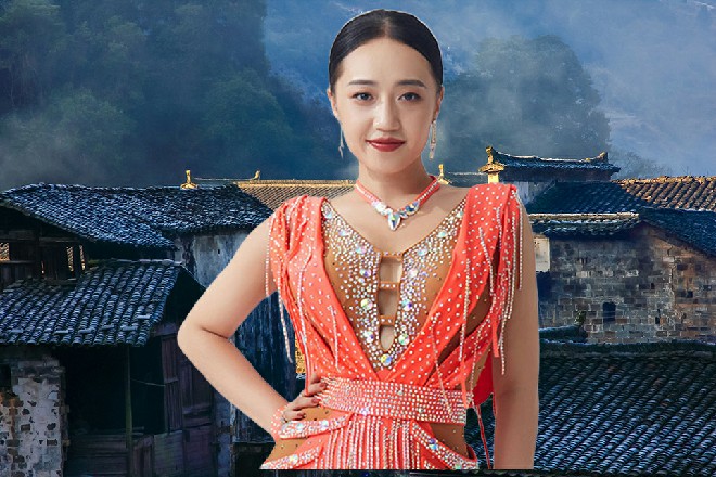 朱雀的身上也燃烧着红色的火焰，这个女人，很有趣的