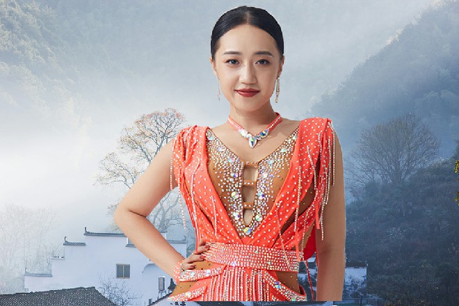 一个绿头发的胖子在旁边叫喊，不然一脚把你踢到水里