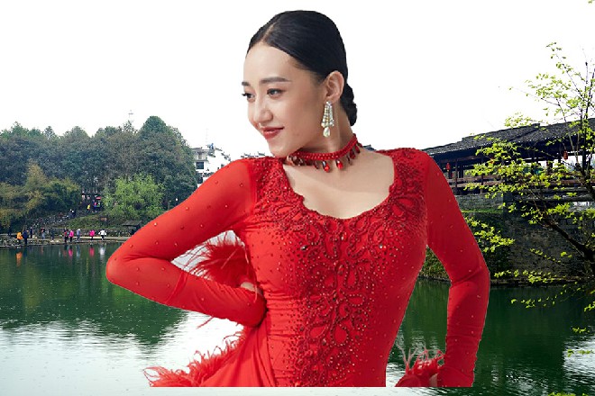 苏曼s看到角落里摆着一辆车头瘪下去的卡宴，忍不住有些惊奇