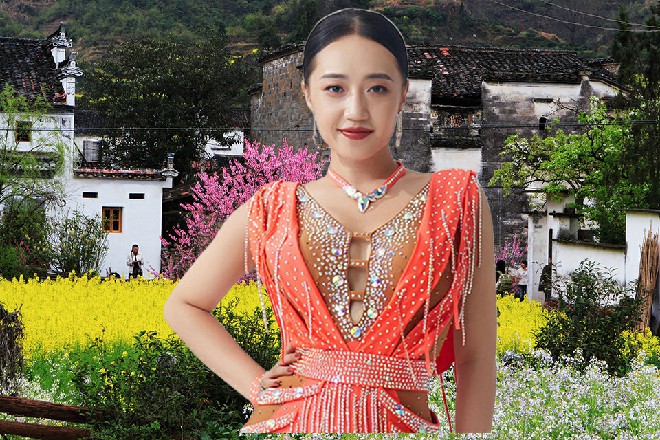 说着，他挡着王玥的面，把手指含在了嘴巴里，吸允了一下