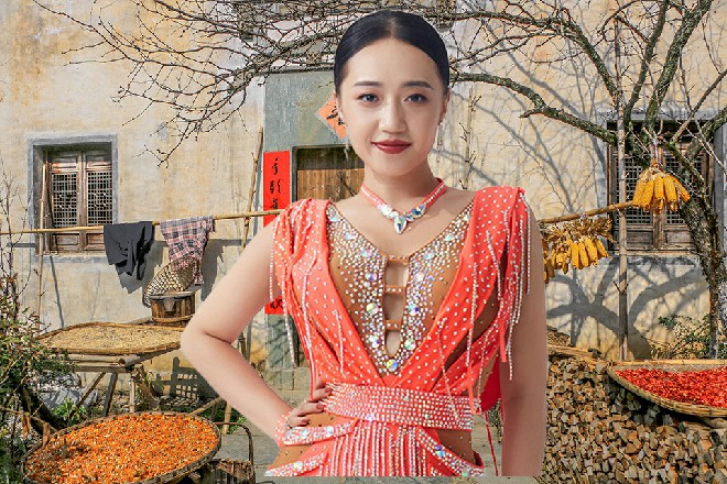 诺曦S抱着看戏的态度，坐在车子上，点燃了一根香烟