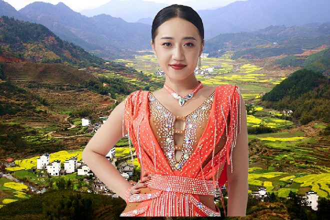 若依看着容小薰递给自己的一枚黑色药丸，忍不住问道