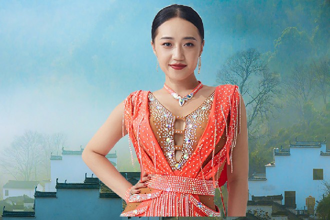 伊轩每次贴到龙枭涯的身边，都会一掌打在他的胸口上