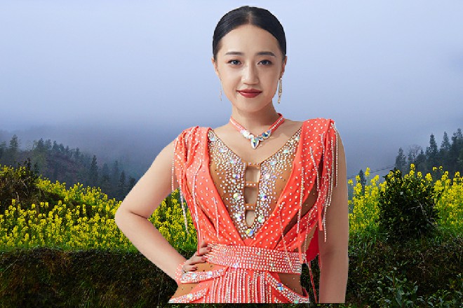 而一座巨大的钟楼，倒扣过来，出现在了贞德的头顶