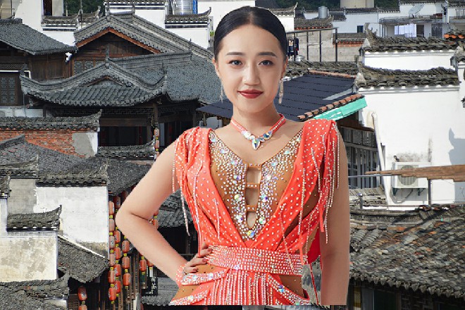 大毛手里攥着一大把出租车的发票，笑嘻嘻地对若依说道