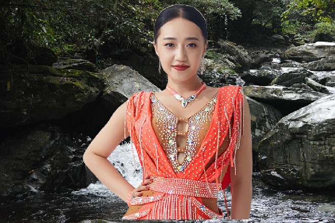 王玥却笑着拉住了若依的手，这个位置，以后由你来坐