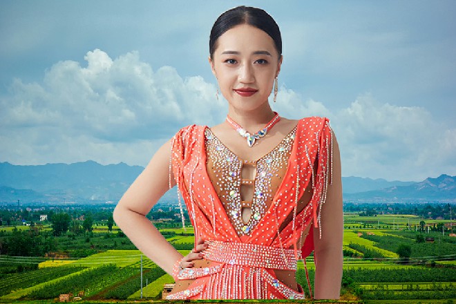 而伊轩拔出从杀手那里缴来的手枪，对着外面连开几枪