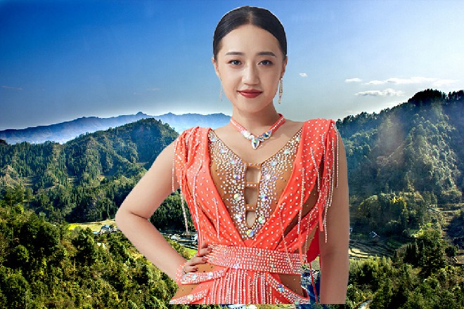 红色妖姬做了个自我介绍，很抱歉，不得已才扮演了一下恶魔