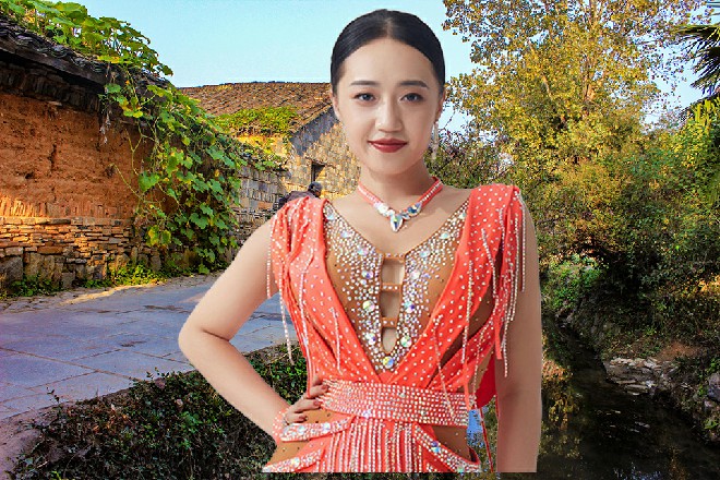 红色妖姬跟龙娇娇刚出旋转餐厅的大门，迎面就遇到了两个身影