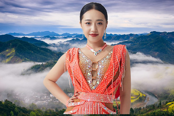 他车子开了一段，停在了红灯前面旁边一辆开宝马MINI