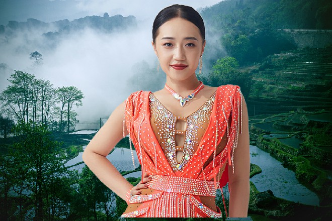 容小薰似乎在注意什么，没有察觉，而苏曼s却有点心跳加快