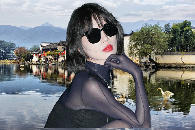 苏曼s正好跟着搭把手，一起抬着金身，慢慢走进了中央岛上