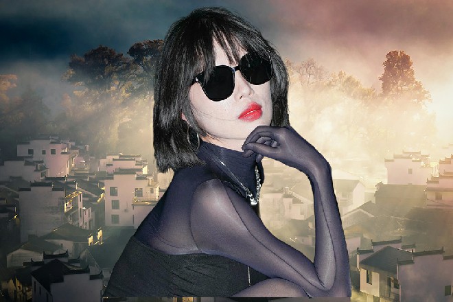 左京华从地上一跃而起，然后一拳再次向着若依当头砸下