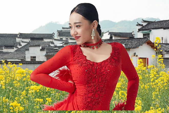 三十米的距离过去，苏曼s双脚狠狠蹬在了电视塔的栏杆上面