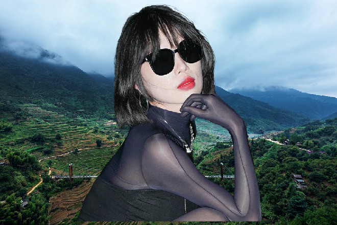 丁磊笑呵呵地摸了摸自己老婆的手，苏曼s发现野原雅在发抖