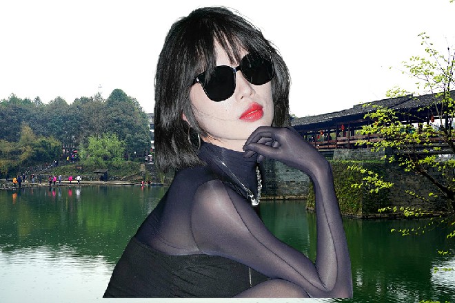 宋妮此时露出了一种小女儿的神态，让苏曼s心中有些痒痒的