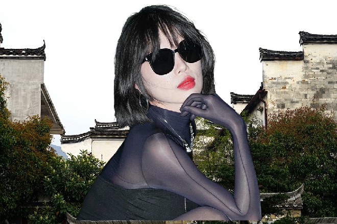 火焰散去的时候，苏曼s手掌一压，整个人重新落回到天台上