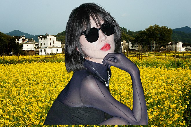 掌风爆发蜂王的身体忽然倒飞出去，胸口上印着一个掌印