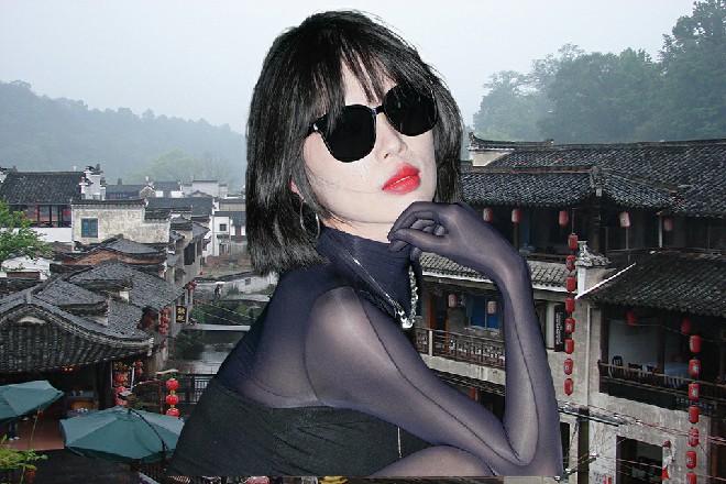 这风暴持续了十多秒，终于化成了蘑菇云，升上了天空