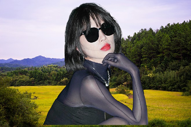 何千语失去了立足点，在空中一个翻身，向着地面落去