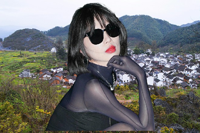 红色妖姬站起身来，那把黑枪又变回了手镯，带在他的手腕上面