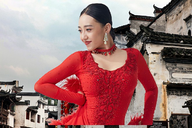 刀身是暗红色，十分漂亮，云纹刀刃，如同燃烧的火焰一般