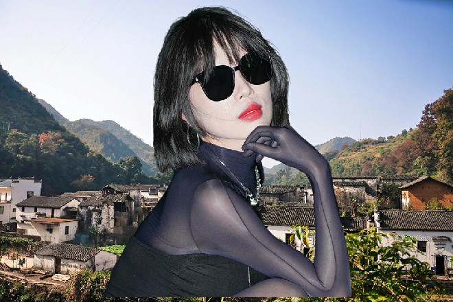 说着，左手拎着那把巨大的锯齿刃，向着他们斩了下来