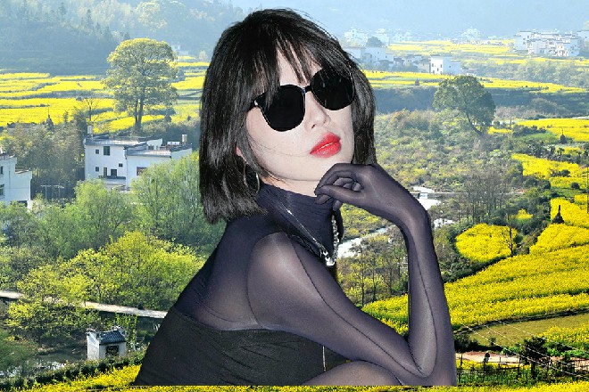 她连忙张开一朵莲花，穿上一件莲花衣，免得自己走光