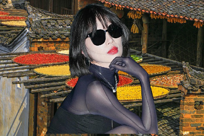 红色妖姬呵呵一笑，整个人就是滚刀肉的样子，让人无可奈何