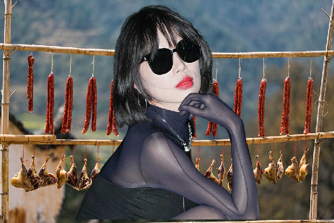 诺曦S拧开瓶盖，对着龙家的方向，缓缓把酒洒在了地上