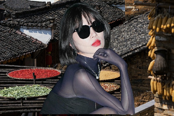 荷娜坐在了身后的皮椅上面，月眉轻轻一扬，看着伊轩