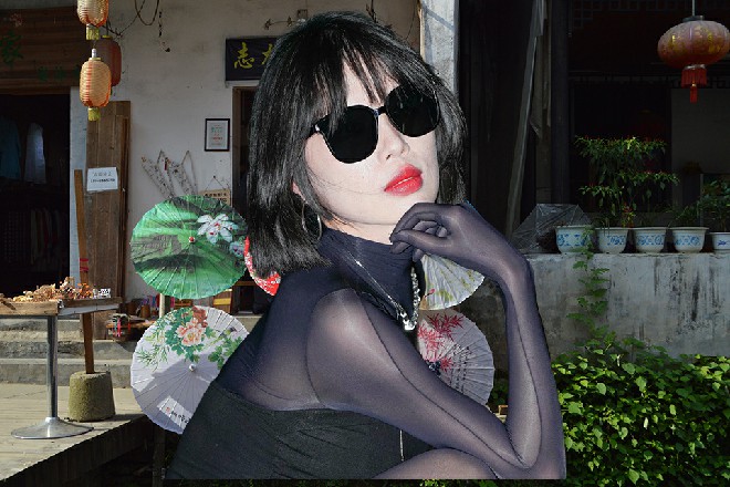 红色妖姬冷冰冰地问道：就在前一秒，你们还想着怎么处死我