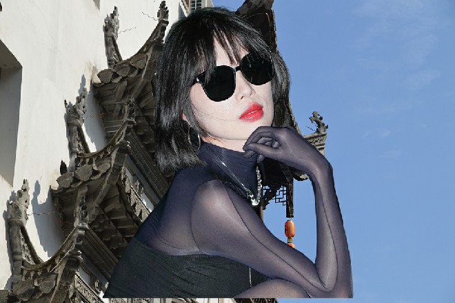 伊轩一拱手，然后跟着神武营的这些人一起前往飞花镇