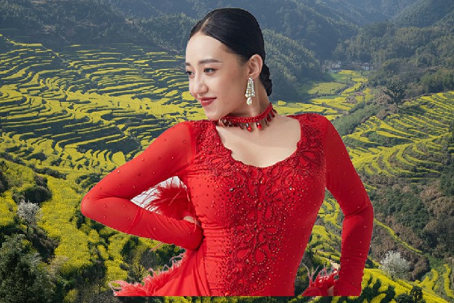 苗甜看了一眼西餐厅的牌子，说道：你，演的尽量像一点，